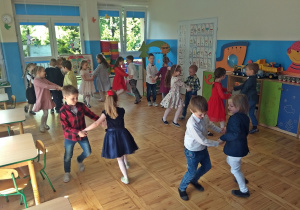 Dzieci tańczą do piosenki Krakowiaczek
